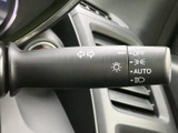 レバー上の表示で各設定を確認しやすく、運転席から手元で扱える装備です。日常の運転で使う灯火類の操作を、わかりやすくサポートしてくれます。