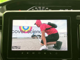 テレビ映像を画面で視聴でき、停車中の待ち時間などに活用いただけます。画面上には番組映像が表示され、車内で過ごす時間をより充実させてくれます。
