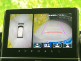 車両周辺を上から見た表示と後方の映像を画面で確認でき、駐車時の周囲把握をサポートします。ガイド線も表示されるため、狭い場所での車庫入れや切り返しの際に役立ちます。