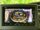 テレビ番組を画面に表示でき、停車中の待ち時間にも映像を楽しめます。番組情報や字幕の表示も確認でき、画面上の案内を見ながら操作できるので、車内での過ごし方が広がります。