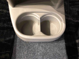 便利なドリンクホルダーが付いています。