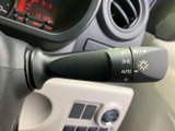 レバーにはライトの表示があり、切り替え項目を目で確認しやすい設計です。運転席から手を伸ばしやすい位置にまとまり、日々の運転時に必要な操作をスムーズに行えます。