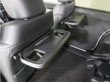 ◆シートバックテーブル◆フロントシートの背面に後席用のテーブルがついています。小物が置けて!カップホルダーもあります、ドライブ中や休憩時にも便利なテーブルです。