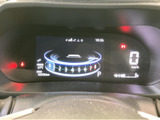速度やシフト位置、燃料残量などの情報がひとつの画面にまとまり、運転に必要な表示を確認しやすい構成です。明るく見やすいメーターで日々の移動を支えます。
