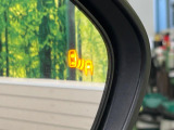 【ブラインドスポットモニター】走行中、ドアミラーの死角になりやすい箇所に後続車が接近するとサイドミラーのレンズに警告を表示!ドライバーに注意喚起をしてくれます。