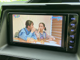 テレビ番組を画面で視聴できる装備です。お出かけ先で停車している間の待ち時間などに映像を楽しめ、車内で過ごすひとときの選択肢が広がります。