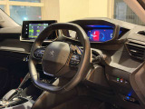 操舵性やディスプレイの視認性の優れた台形型ステアリング!