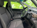 前席はゆとりのある座面と背もたれで、運転席・助手席それぞれに落ち着いて座れる空間です。窓からの視界も広く、周囲の様子を確認しやすい室内で、毎日の移動を快適に過ごせます。