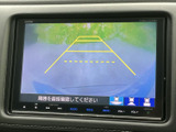 画面に後方の映像とガイドラインが表示され、駐車時に周囲との距離感を確認するのに役立ちます。車庫入れや縦列駐車など、日常の駐車をサポートする装備です。