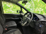 前席まわりは視界が開け、運転席からメーター類を確認しやすいレイアウトです。シートはゆったり座れる形状で、乗り降りの際も足元にゆとりを感じられます。落ち着いた色合いでくつろげます。