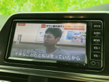 テレビ機能を備えており、停車中に映像や番組を視聴できます。画面には番組の映像と字幕が表示され、休憩時間などに車内で楽しめるのが魅力。日々の移動にくつろぎのひとときを添えてくれる装備です。