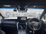 運転席まわりは前方を見渡しやすく、メーターや中央の画面も視線を移しやすい配置です。シートに腰掛けた状態で車内の各部を確認でき、日常の運転にもなじみます。