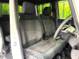 運転席まわりには十分なスペースがあり、大柄な方でもゆったり運転していただける環境です。