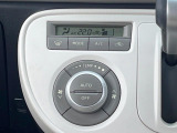 【オートエアコン】一度お好みの温度に設定すれば、車内の温度を検知し風量や温度を自動で調整。暑い&hellip;寒い&hellip;と何度もスイッチ操作をする必要はありません。快適な車内空間には必須の機能ですね♪