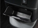 ◆センターロアボックス◆インパネ中央の下部には、ごみ箱としても使用する事ができるセンターロアボックスを装備しております。