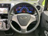 握りやすい形状で、運転席に座ったままハンドル操作を行えます。正面にはメーターが配置され、運転に必要な表示を確認しながら扱えるため、毎日の移動でも使いやすい印象です。