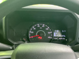 速度やシフト位置などを運転席から確認しやすい配置で、必要な情報をひと目で把握しやすく、日々の運転をサポートしてくれます。表示のまとまりも見やすい印象です。