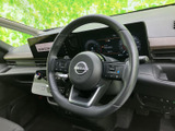 手元に各種スイッチがまとまり、運転姿勢を保ちながら必要な操作に移りやすい配置です。握りやすい形状で、毎日の移動をサポートする扱いやすさも魅力です。
