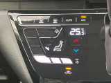 【オートエアコン】一度お好みの温度に設定すれば、車内の温度を検知し風量や温度を自動で調整。暑い&hellip;寒い&hellip;と何度もスイッチ操作をする必要はありません。快適な車内空間には必須の機能ですね♪
