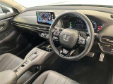 運転席周りのレイアウトをご覧ください。ナビゲーションが綺麗に装着されすっきり収まってますね!