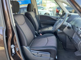 前席は運転席と助手席が並び、シートの形状やヘッドレストが確認しやすい配置です。乗り降りしやすい開口部で、座った際も周囲を見渡しやすい空間です。