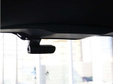 前方だけでなく後方の映像も記録できるため、万一の際の記録用としても心強い装備です。