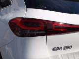 高電圧バッテリーに関しては、EQA・EQB・EQCの場合は8年間または走行距離160,000kmのいずれか先に達するまで、EQS・EQEの場合は10年間または走行距離250,000kmのいずれか先に達するまで特別保証が適用されます。