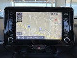 画面上に道路や周辺施設が表示され、現在地周辺を確認しながら目的地までの道順を把握できます。地図の表示に加えて時刻や縮尺も見やすく、画面下部には目的地設定などの項目を配置。