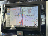 現在地周辺の道路や施設名が画面上で確認でき、目的地までの道筋を把握する際に役立ちます。地図表示を活用して、初めて訪れる場所へのお出かけも計画しやすくなります。