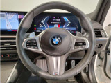 【ハンドル】ドライバーとBMW車の一体感がダイレクトに伝わるステアリングホイール。形状・太さへの拘りに加えて、操作性を高める為にスイッチ類も配置。クイックかつ安定のドライビングを体感下さい!