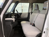 前席は明るい色合いでまとめられ、座面が広くゆったりとした印象。運転席から助手席まで見渡しやすく、日々の移動を快適に過ごせる空間です。