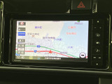 地図上に現在地や周辺の道路、地名が表示され、目的地までの道順を確認する際に役立ちます。画面内の案内表示も見やすく、初めての場所へ向かうときにも便利です。