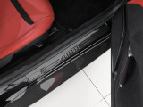 カーボンファイバー製のサイドステップにはフェラーリのロゴがデザインされております。