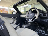 運転席から助手席まで見渡せる室内で、明るいシートとドア内張りが統一感を演出します。前席に腰掛けた際の視界も開けており、同乗者にも車内の様子が伝わりやすい空間です。
