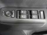 運転席のパワーウインドスイッチで全席窓の開閉・ロック操作ができます。