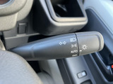 レバーに方向指示やライト類の表示がまとまり、目で確認しやすい配置です。運転席から手を伸ばしやすい位置にあり、出発や右左折など日常の運転時にも扱いやすい、実用的な操作まわりとなっています。