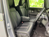 前席は座面と背もたれにゆとりがあり、落ち着いて過ごしやすい空間です。運転席まわりまで見渡しやすく、ドアを開けた際にも清潔感のある室内が迎えてくれます。