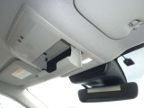 【天井収納】ルームランプの部分に、サングラスを収納することが出来ます!運転中に太陽が眩しく感じたときに、素早くパッと取り出せる位置にあると便利ですよね♪