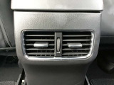 後部座席にもエアコン吹き出し口がしっかり装備されています。