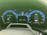 速度やシフト位置などの情報がまとまり、運転に必要な表示を確認しやすいメーターまわりです。画面内には各種案内も表示され、走行中に必要な情報をひと目で把握しやすい配置です。