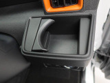 カップホルダーは運転席や助手席からちょうど手の届く位置です!!