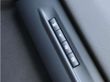 運転席シートメモリー機能を装備。お好みのドライビングポジションを簡単に呼び出せる、便利な快適装備です。