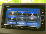DVD/CDやFM、AMに加え、テレビ、iPod、SDなどの項目を画面で選択できます。利用したい音源を一覧から確認しやすく、電話や設定メニューにもアクセス可能。