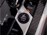 【スタートボタン】リモコンキーを持っているだけで起動可能なスタートボタン。オートスタート/ストップ機能も装備しており燃料消費量の軽減に貢献します。