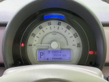 速度やシフト位置、燃料残量などの情報がまとまり、運転中にも必要な内容を確認しやすい表示です。視線の移動を抑えながら車両の状況を把握しやすく、毎日の運転をサポートします。