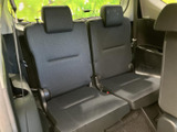 3列目には左右に独立したシートを備え、後席まで乗車できる室内空間です。ヘッドレストも備わり、窓から外を眺められるため、家族でのお出かけなど幅広いシーンで活躍します。
