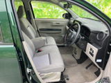 明るい色合いのシートとドア内張りで、運転席まわりに落ち着いた空間が広がります。前方の見通しも得やすく、乗り降りしやすい開口部も日常使いに便利です。