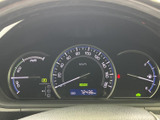 速度や各種表示を運転席正面で確認でき、走行中に必要な情報を把握しやすい配置です。燃料計などもまとまっており、日々の運転をサポートする見やすい構成です。
