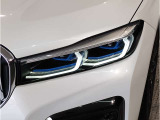 【LEDヘッドライト】先進のLEDテクノロジーを採用。放射される白色光の周波特性は太陽光に近く、バイキセノン・ヘッドライトを上回るコントラストで更に明るく輝きます!