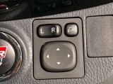 電動格納式ドアミラー付き。駐車場へ停めた時に、ボタン一つで左右のドアミラーをたたむ事ができます。